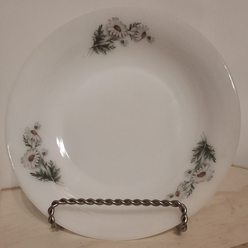 Vtg 1970s Arcopal France serving bowl, classic daisy design on milk glass 11.5"